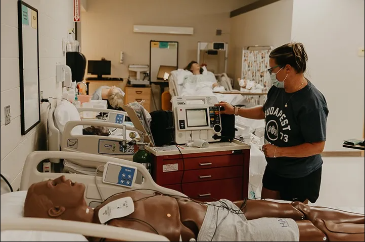 Pusat Simulasi Baru Membuat Pendidikan Keperawatan Berkualitas Tinggi Tersedia untuk Lebih Ban